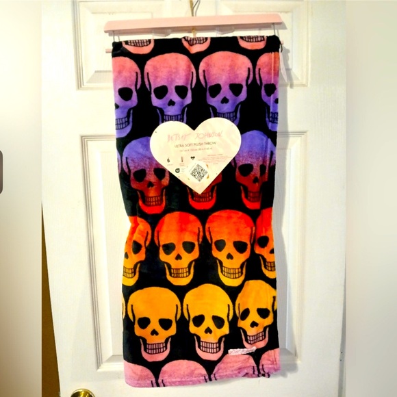 Betsey Johnson NWT Rainbow Skull 50” × 60” Plush Throw - Picture 1 of 4